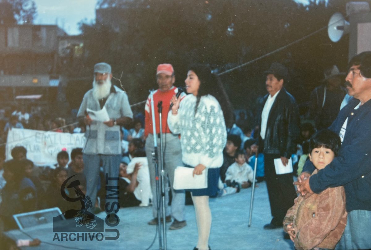 DIRIGENTES DE LA UNIÓN DE COLONOS DE SAN MIGUEL TEOTONGO EN ASAMBLEA. FUNDADOR DE UCSMT, EL S.R. NOCHEBUENA, PABLO MARTÍNEZ, CLARA BRUGADA, JUAN RESENDIZ, NIÑOS SIN IDENTIFICAR, DIRIGENTE DE AMPLIACIÓN EMILIANO ZAPATA
