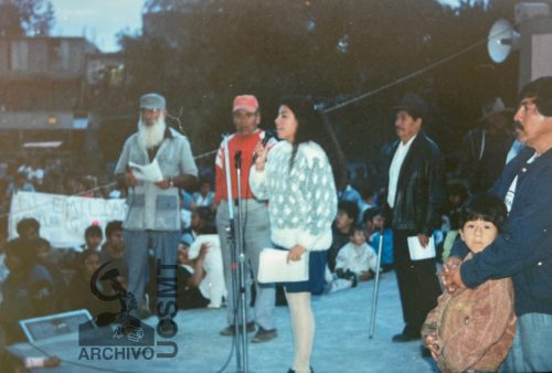 DIRIGENTES DE LA UNIÓN DE COLONOS DE SAN MIGUEL TEOTONGO EN ASAMBLEA. FUNDADOR DE UCSMT, EL S.R. NOCHEBUENA, PABLO MARTÍNEZ, CLARA BRUGADA, JUAN RESENDIZ, NIÑOS SIN IDENTIFICAR, DIRIGENTE DE AMPLIACIÓN EMILIANO ZAPATA